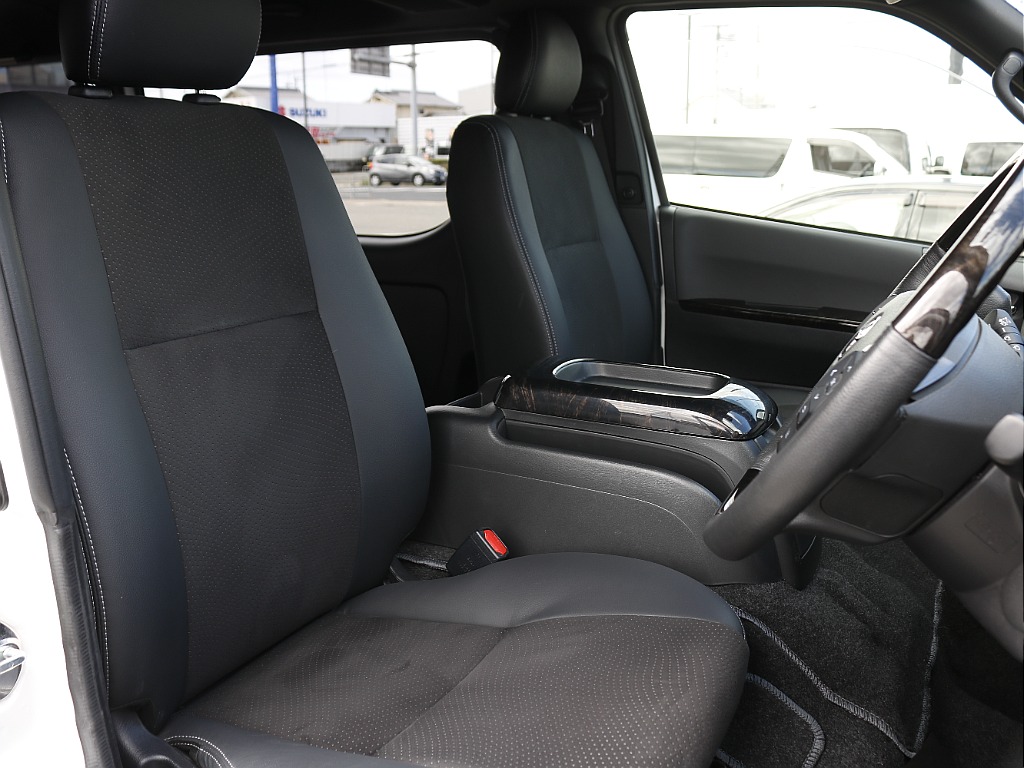 内外装、足回り、ナビと欲しい装備をパッケージングでコンプリートカスタム★もちろん追加カスタムもお任せください！どんなカスタムもお任せください！お客様のニーズに合わせたご提案をさせていただきます！