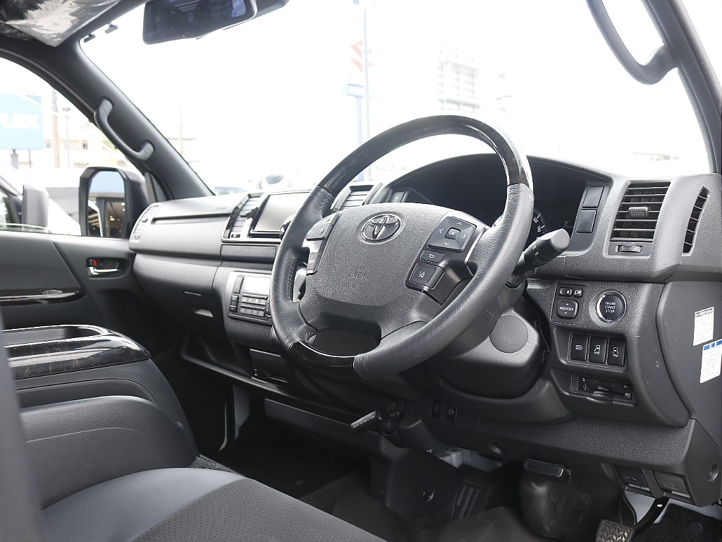 内外装、足回り、ナビと欲しい装備をパッケージングでコンプリートカスタム★もちろん追加カスタムもお任せください！どんなカスタムもお任せください！お客様のニーズに合わせたご提案をさせていただきます！