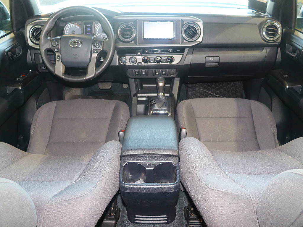 こちらの車両は左ハンドルとなっておりますので、 最初は少し違和感を感じるかもしれませんが、 慣れてくるとこれまた不思議でとてもかっこよく見えてきます！