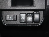 左側のボタンは、荷台部分を照らすライトとなっており、 ピックアップ型のお車ならではの機能ですね！