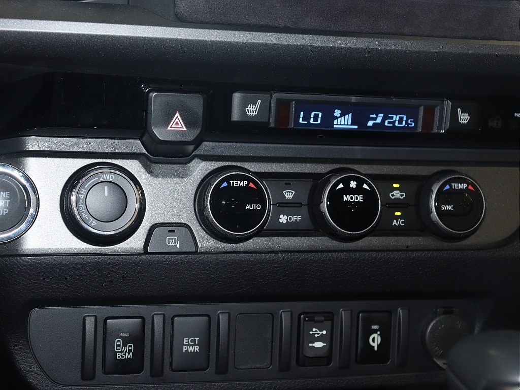 シートヒーターも付いていてとても万能な車内設備となっております。