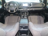こちらの車両は左ハンドルとなっておりますので、 最初は少し違和感を感じるかもしれませんが、 慣れてくるとこれまた不思議でとてもかっこよく見えてきます！