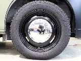 タイヤは、TOYOタイヤのCELSIUS 185/65/15のタイヤでホイールは鏡のように綺麗なホイールをインストールしています！