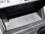 携帯を充電できるこんな内装装備も！