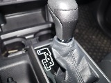 右手でシフトを操作し、右手でハンドルの上を握りながら、 左肘を窓の枠に置きながら、洋楽を流してドライブ。 そんなイメージはいかがでしょうか？