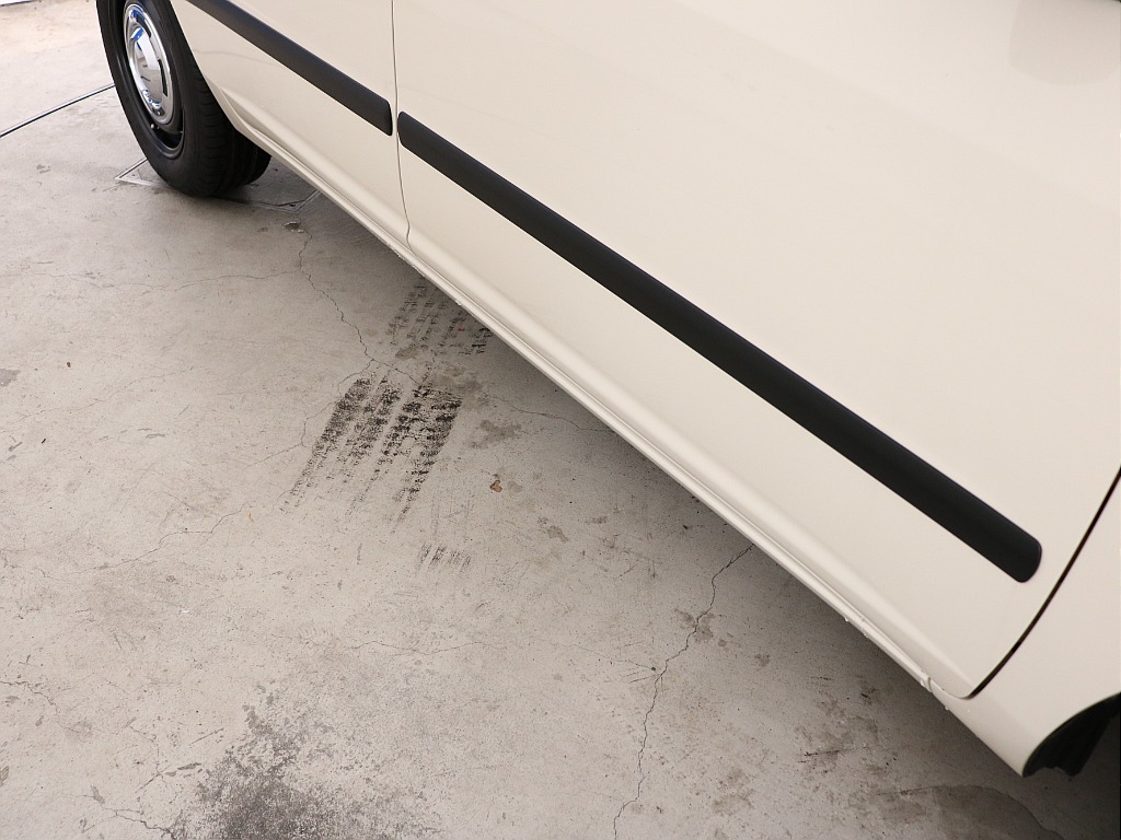 サイドステップレスでスッキリとした印象！