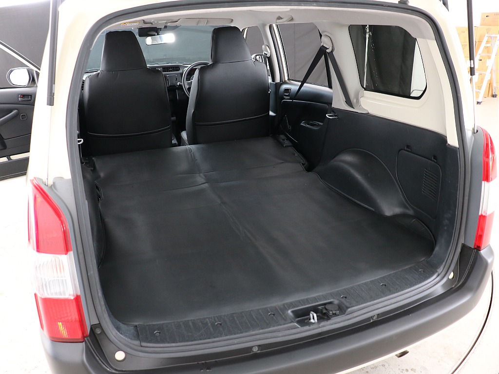 セカンドシートを倒すと広々としたラゲッジスペース！