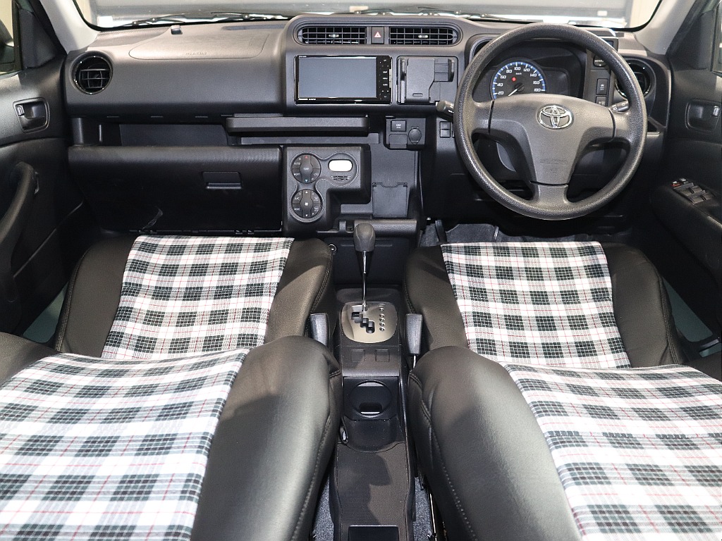 商用車特有の使い勝手！インパネ部分になります！ハンドルをあえてナルディウッドステアリングにカスタムしてもおしゃれですよ！