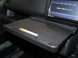 収納テーブルが装備されている為車内でのお食事はもちろん、少しお仕事をするときの物置としても便利！