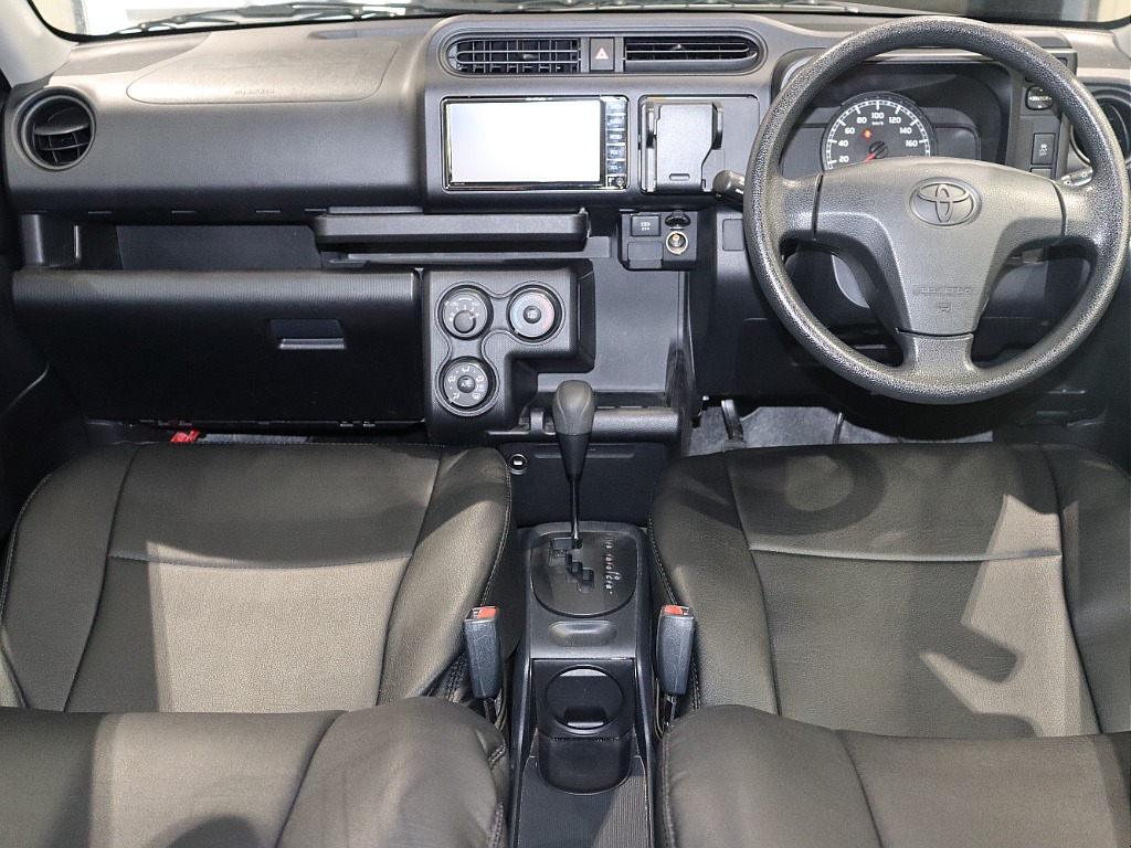 商用車特有の使い勝手！インパネ部分になります！ハンドルをあえてナルディウッドステアリングにカスタムしてもおしゃれですよ！