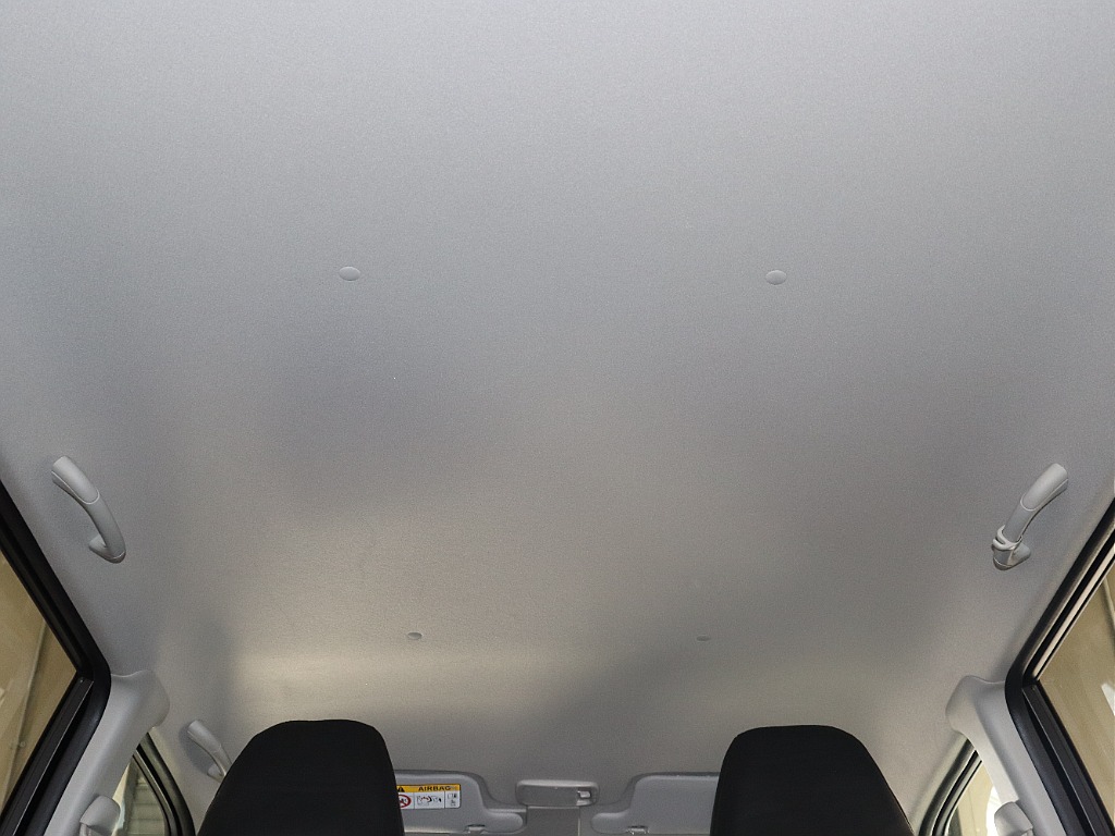 この手の車種ですと、荷物を積み下ろしの際に天井に荷物が当たってしまい、キズになってしまったり穴が空いてしまっている事もしばしば…。写真をご覧の通り、コンディション良好な車を仕入れる様に心掛けています♪