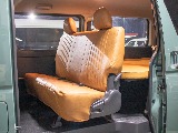 後席も同様にクラシックシートカバーのキャメルを装備！