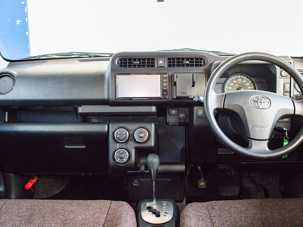 ドリンクホルダー等も多く、実用性のある運転席周りになってます！