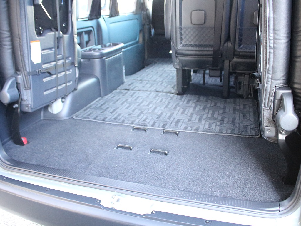 ラゲージルームは広々しています！ご家族でキャンプ、友人とスノーボードやゴルフ、一人旅で車中泊、と考えるだけでワクワクしますね♪良い思い出をたくさん作りましょう！