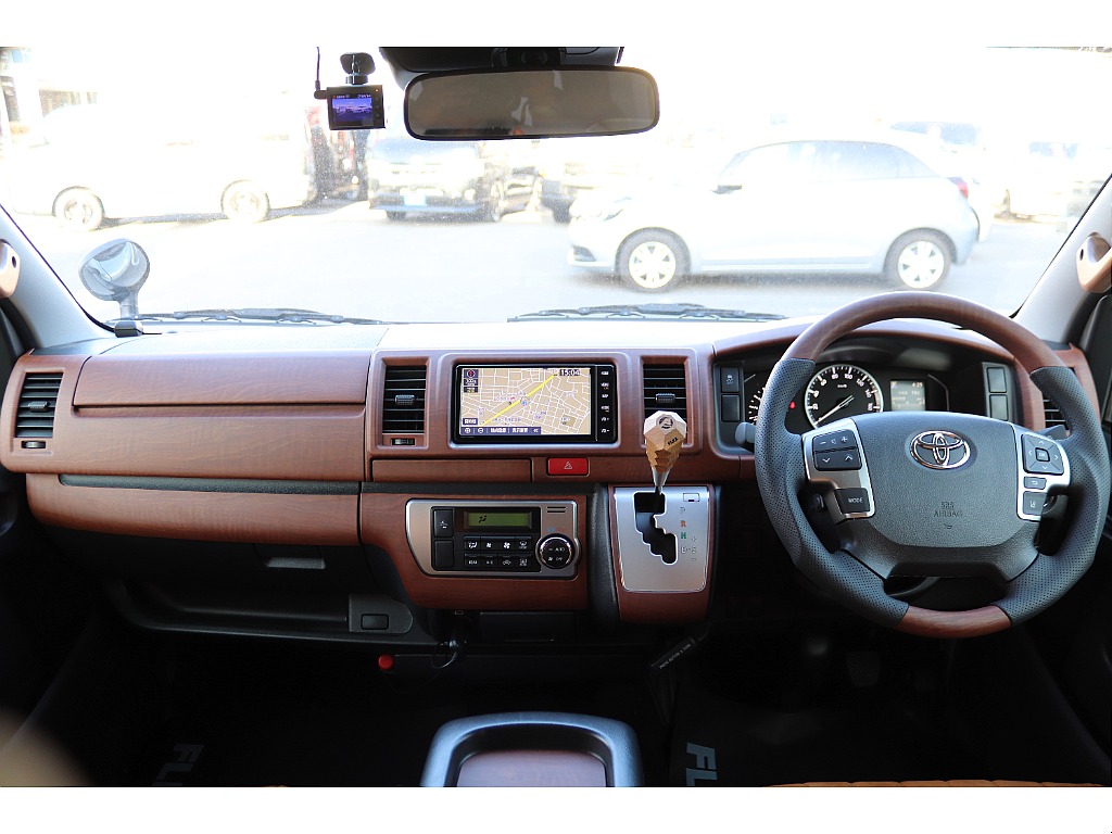 茶木目調インテリアパネル付きでお洒落な内装♪