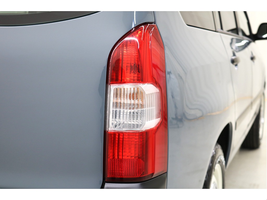 素直に使いやすい。素直にかわいい。過剰な機能も大人の見栄も、ぜんぶ省いた素直なクルマ。気軽で便利で、かわいいＲｅｎｏｃａユーロボックスの登場です。