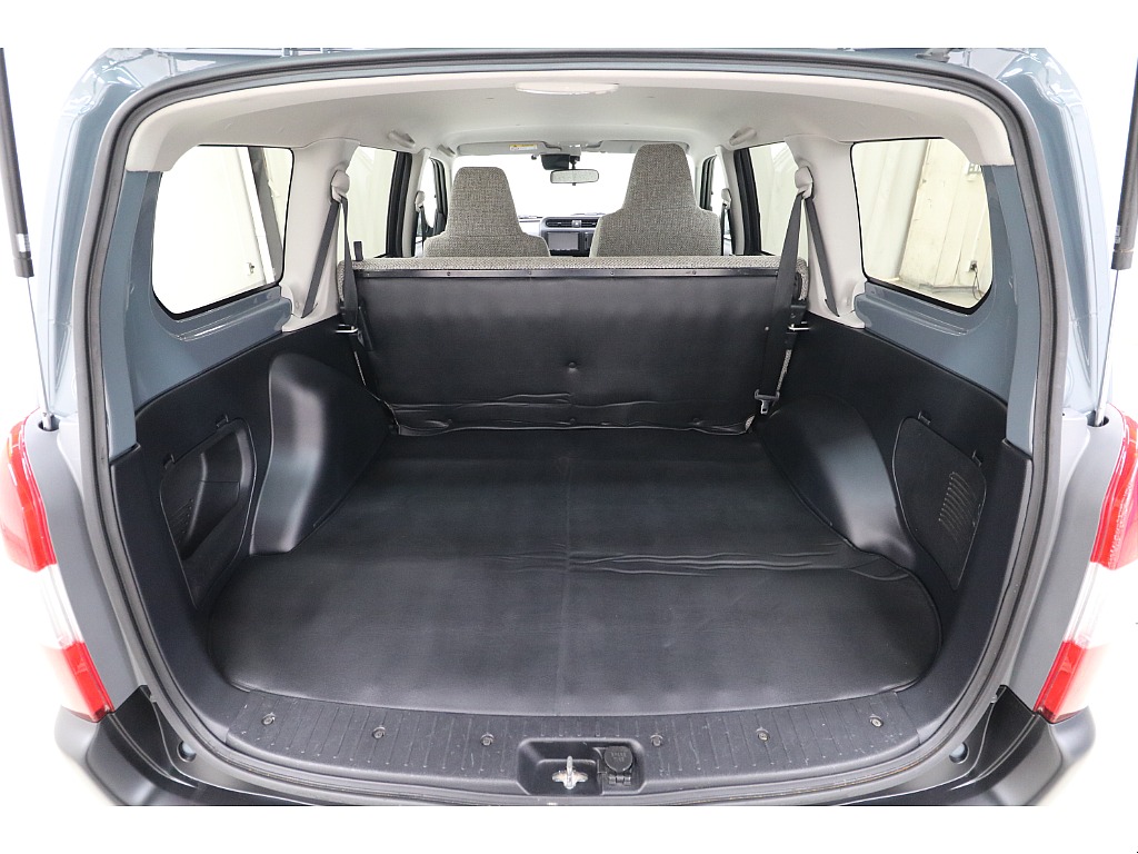 ２列目シートを倒せばさらに荷室を大きく確保出来ます♪