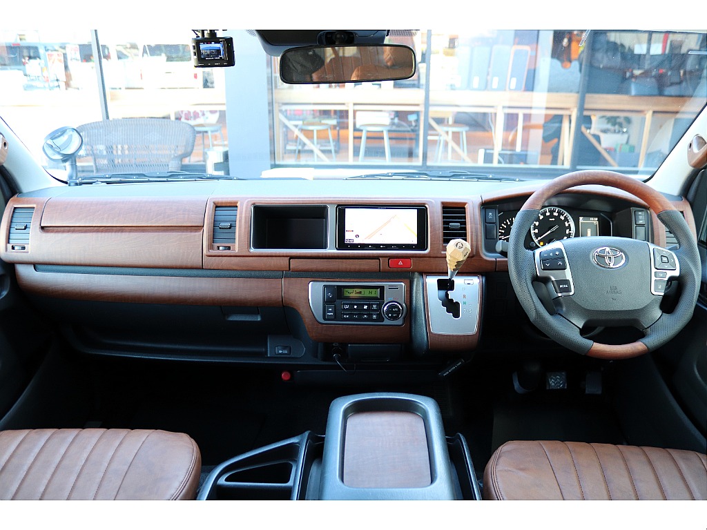 茶木目調インテリアパネル装備でおしゃれな空間に♪