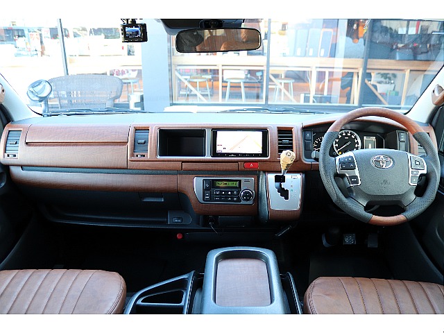 茶木目調インテリアパネル装備でおしゃれな空間に♪