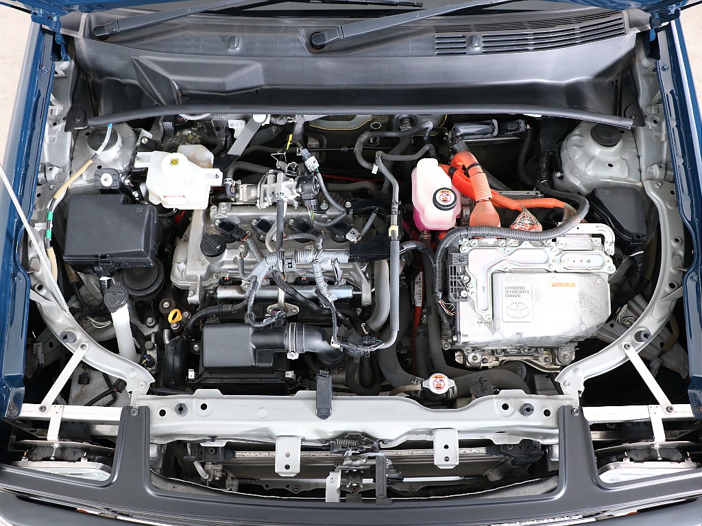 エンジンルームはご覧の通り！ハイブリット車になりますので、燃費もいいです♪