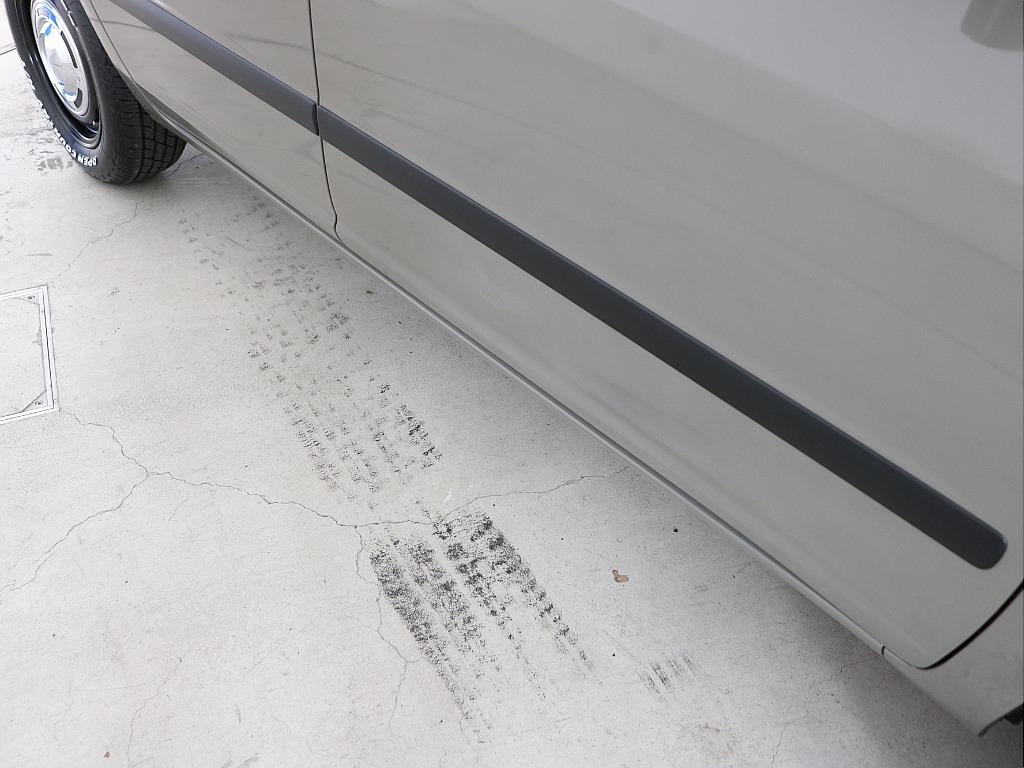 サイドステップレスですっきりした印象！