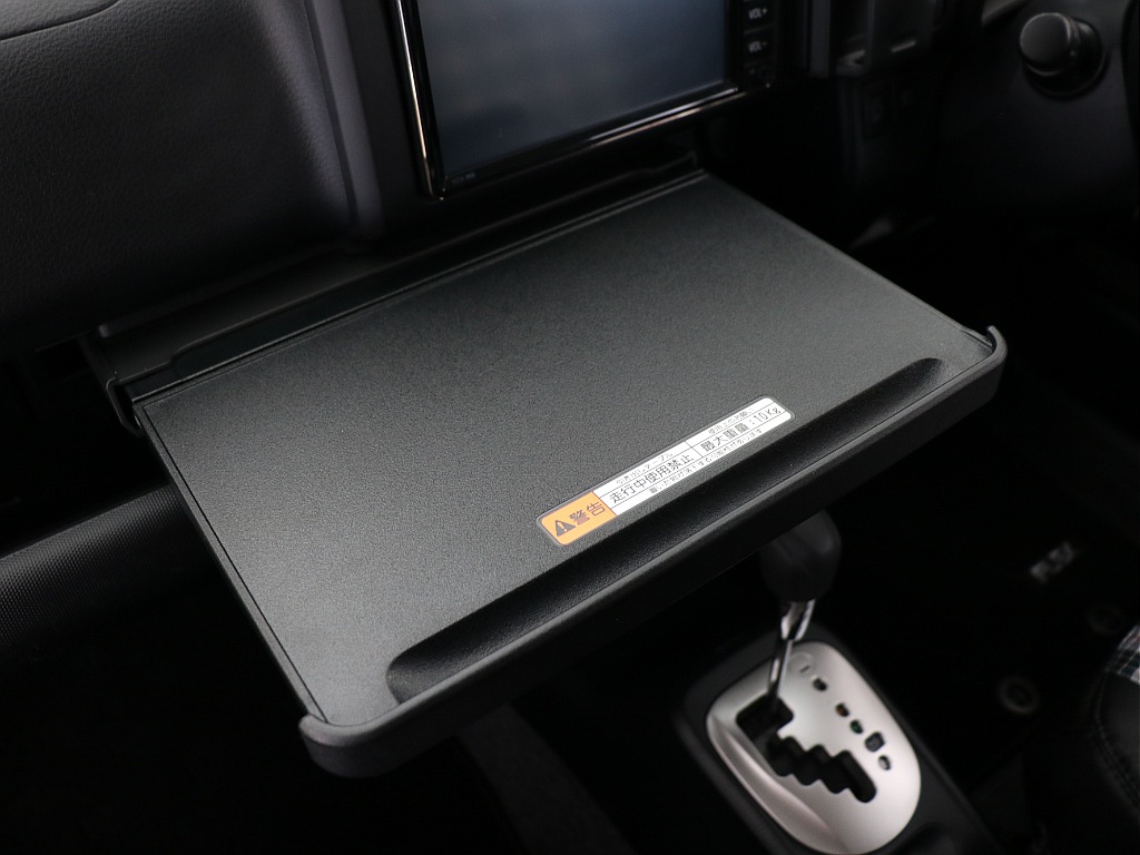 食事用テーブル、PC置きなど便利なスペース！