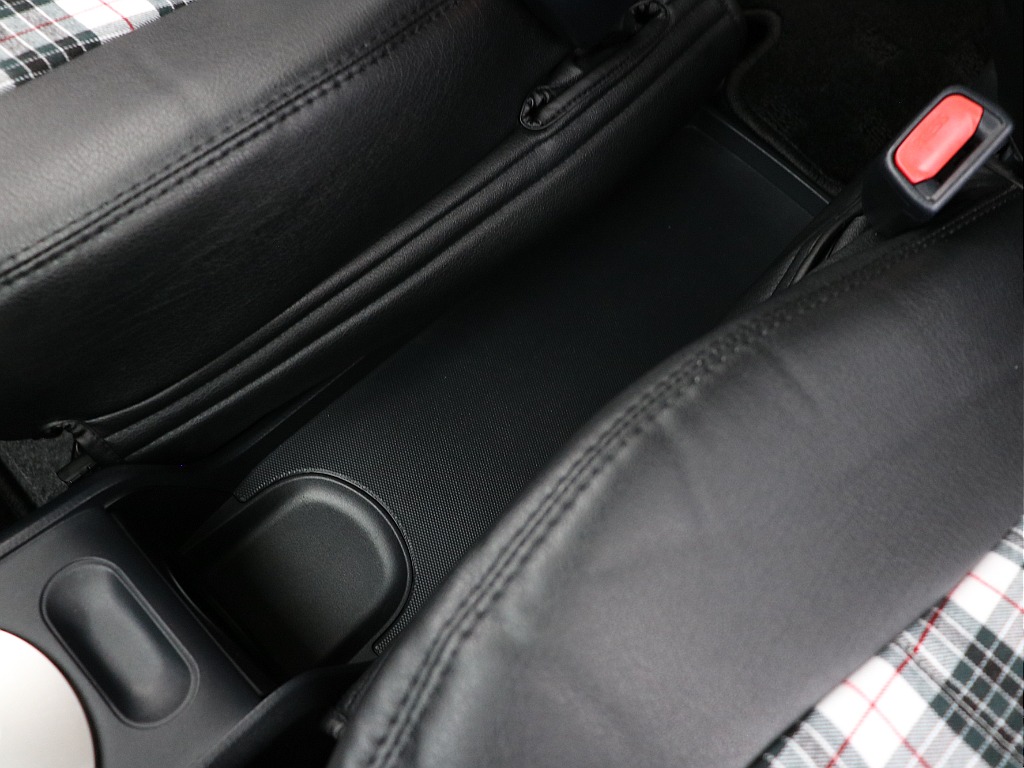 コイン置き印鑑置きにも使えるセンターコンソール！