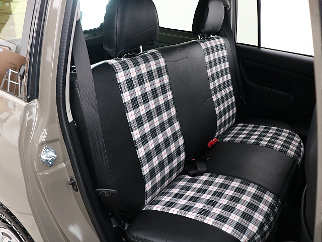 セカンドシートも同様のシートカバー装着済みです！
