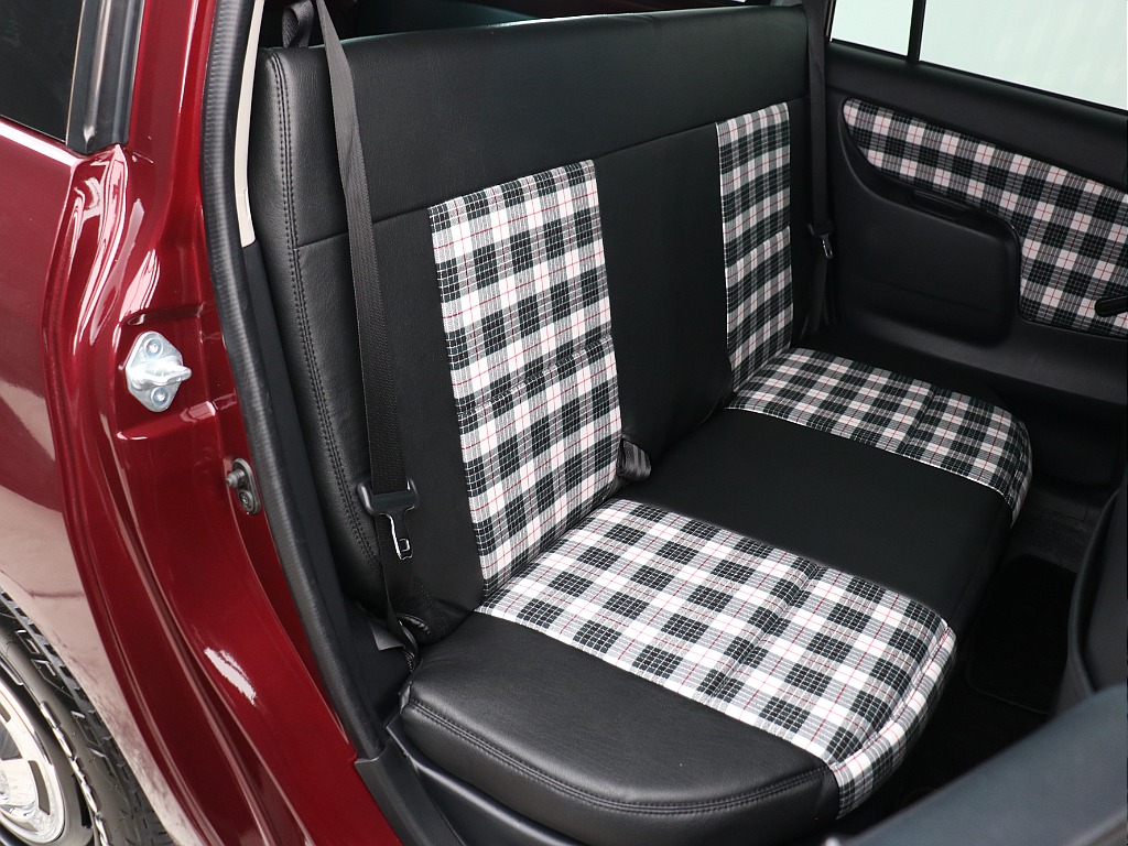 2列目はご覧の通り！貨物車とのこともあり狭いイメージですが、実際は大人も座れる余裕ございます！