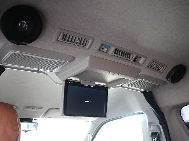 純正の後席モニターにルーフスピーカーも搭載！後列の方たちもテレビや音楽をお楽しみいただけます！