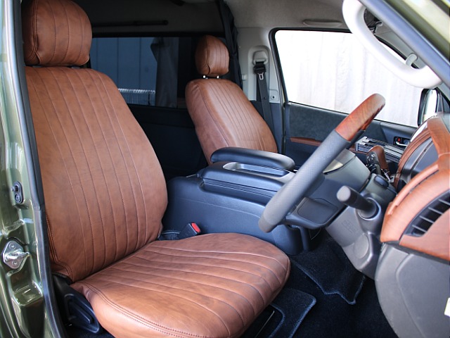 オリジナルのクラシックシートカバーブラウンを装備してます！