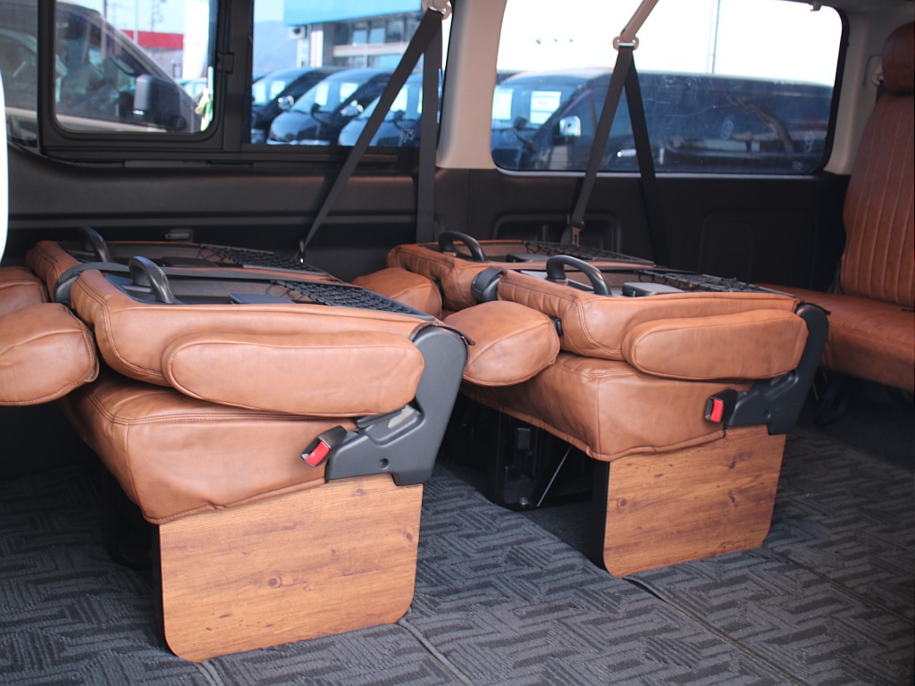 フットパネル装備！2列目と3列目はリクライニング加工もされてます！