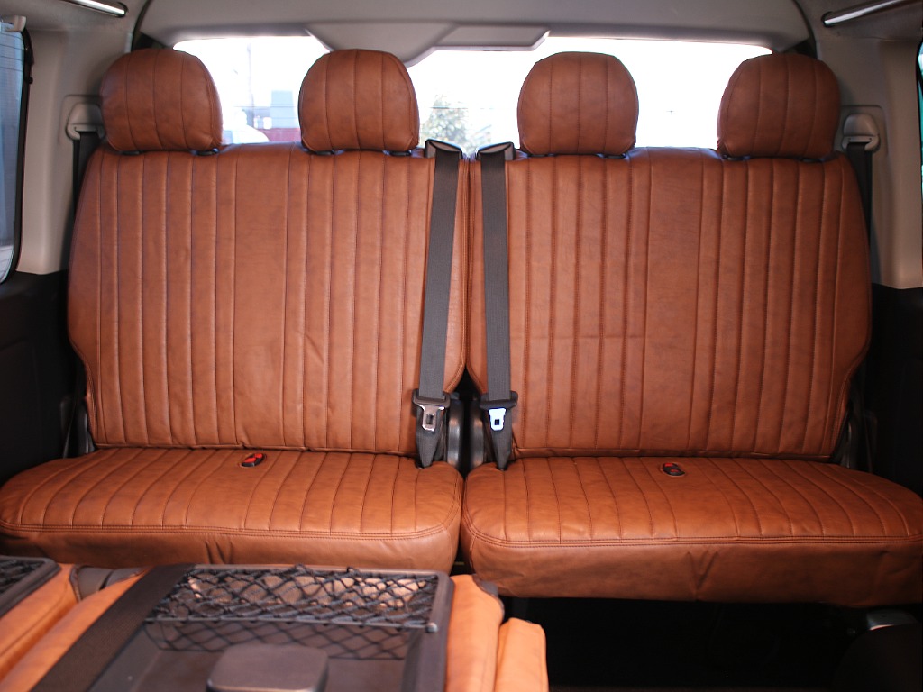 しっかり10人座れる純正配列！大人数での移動に最適の一台です！