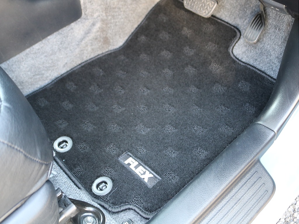 新品のフロアマットもお取付してます！