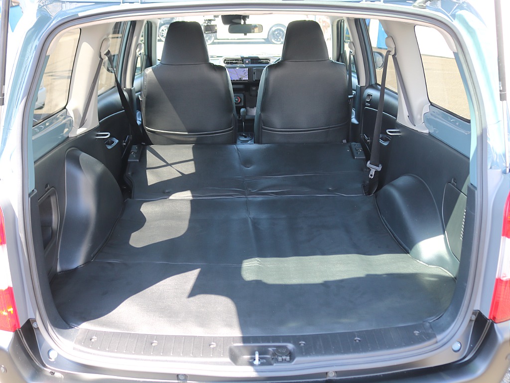 セカンドシートを倒すと、更に広くなります！車中泊など用途に合わせてお使いいただけます♪