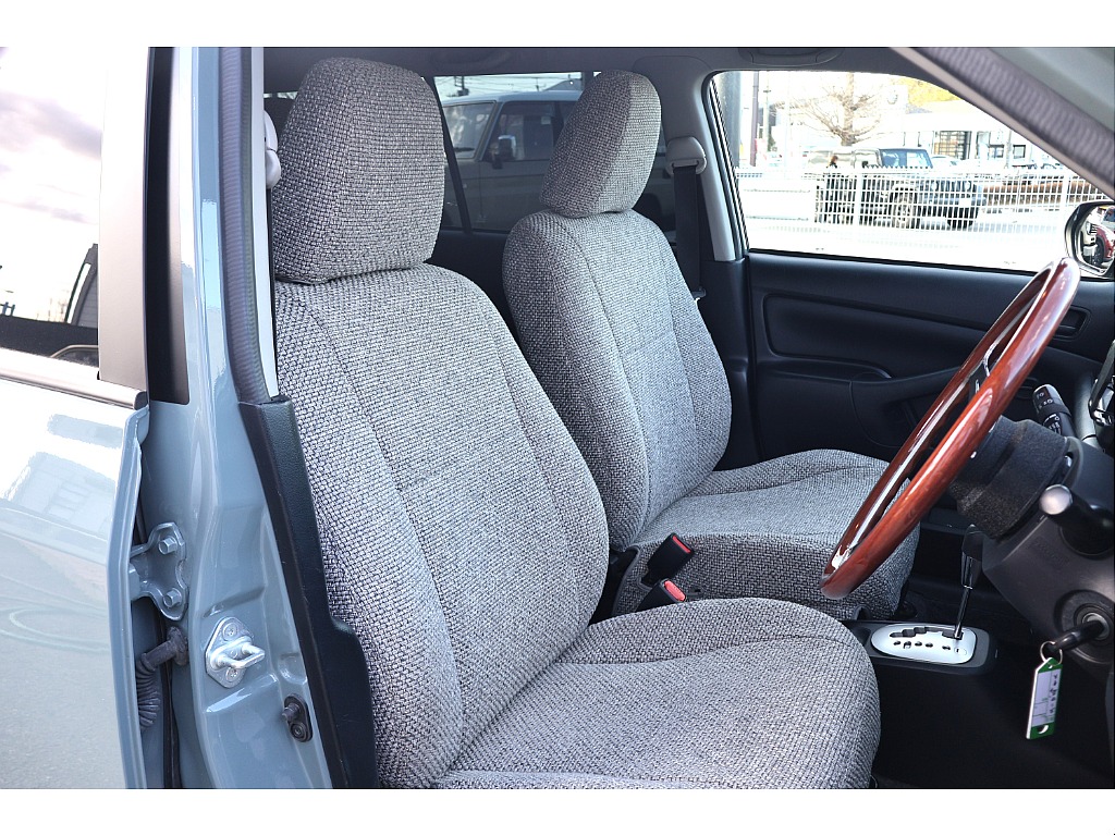 シートカバーはファブリックとなっている為１年通して快適！