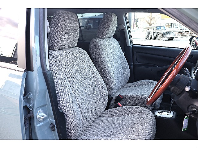 シートカバーはファブリックとなっている為１年通して快適！