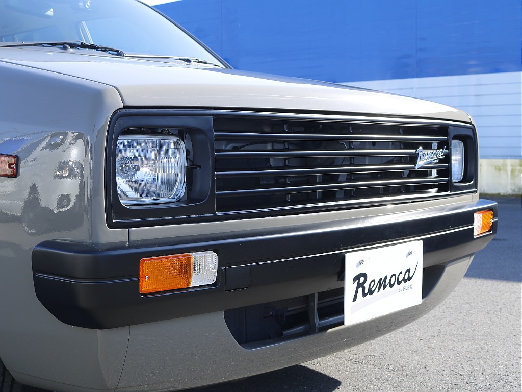 張り出したバンパーがクラシックな雰囲気を強調します♪