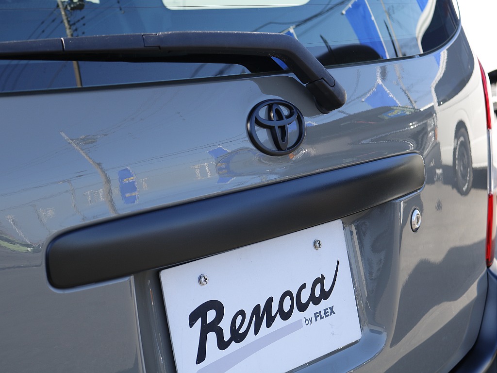 ガーニッシュ、エンブレムはマットブラック塗装済み♪