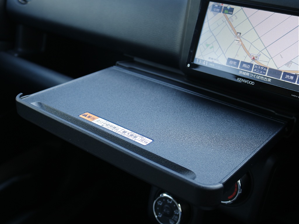 センターには簡易テーブル☆ 商業車ならではの装備です♪