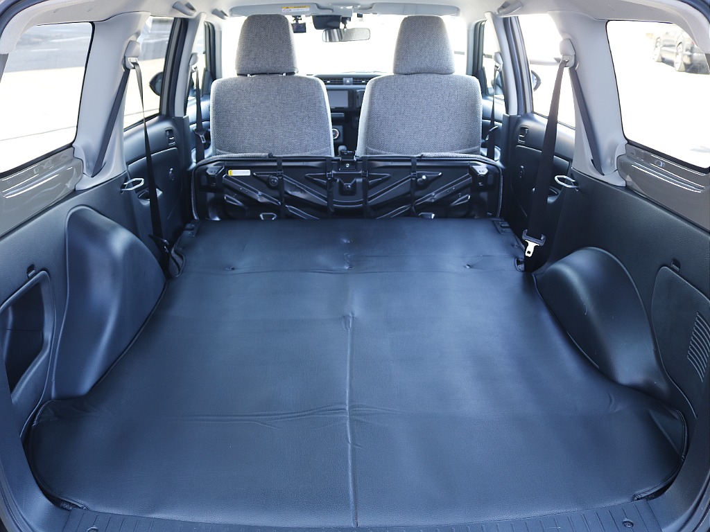 2列目シートを倒せば、車中泊も可能です♪