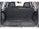 荷室写真になります。カーペットの状態はかなり良好！