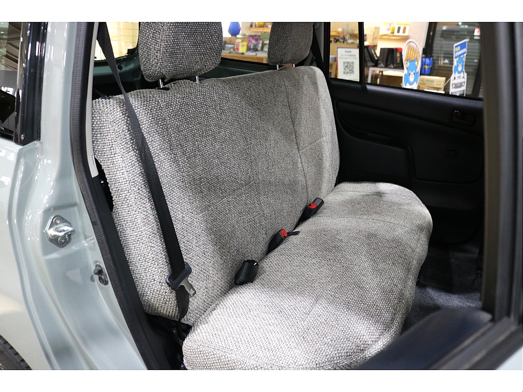 後部座席にもシートカバーをインストール