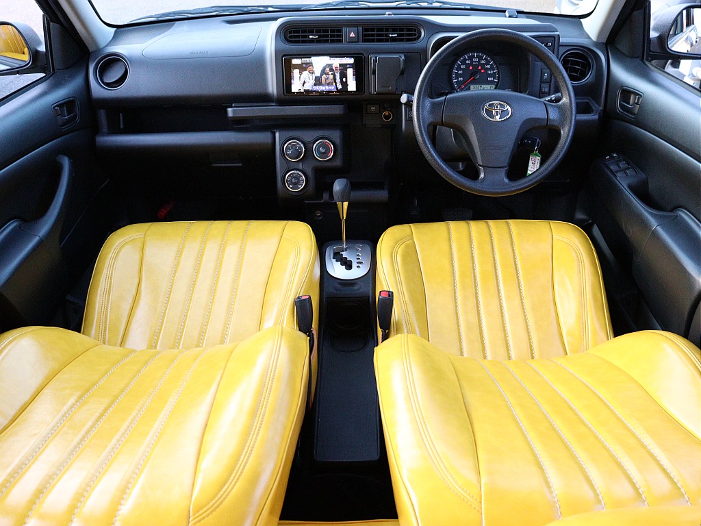 新品のSandii製マスタードのシートカバーががインストールされております♪ 外装だけでなく内装も抜かりない1台に仕上がっております♪