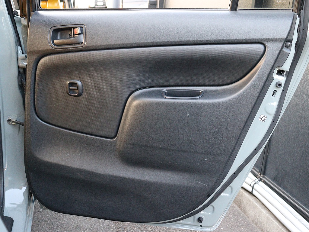 運転席側後列の内張りとなります。