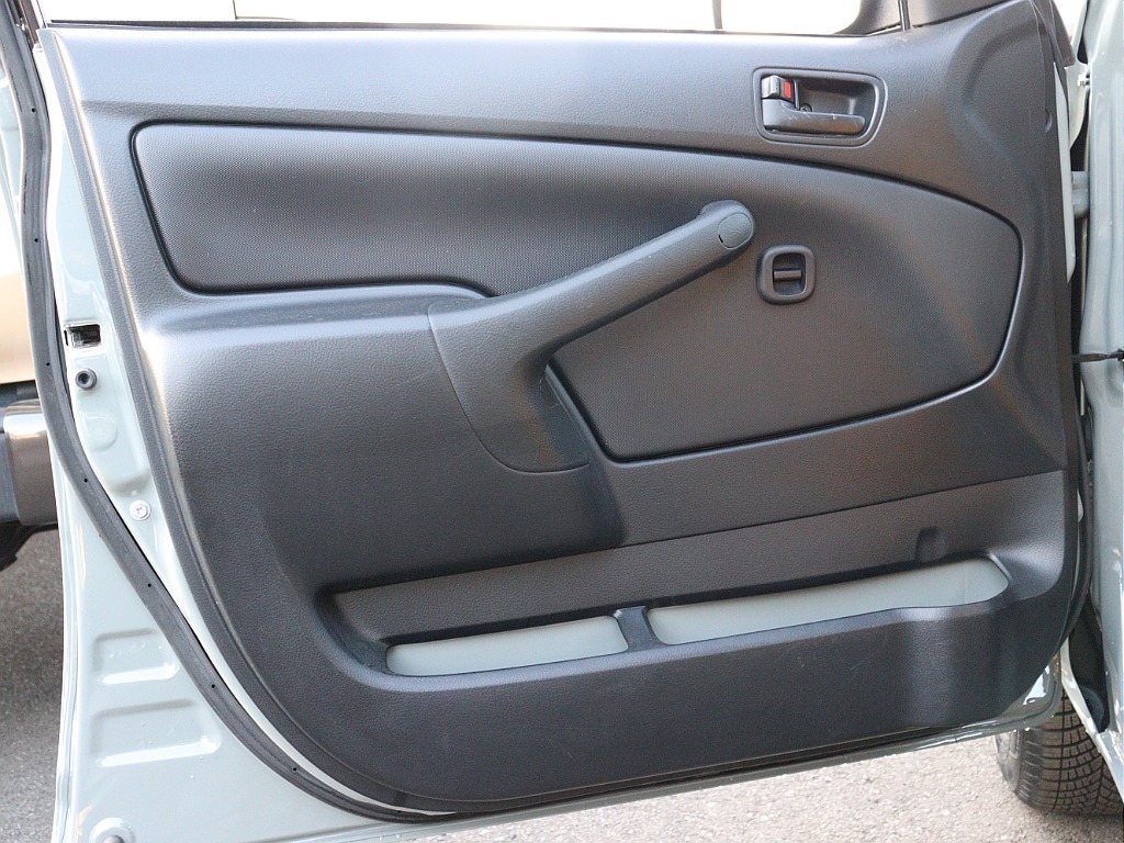 助手製の内張りについても多少の使用感はございますが、兼ね良好となっております。