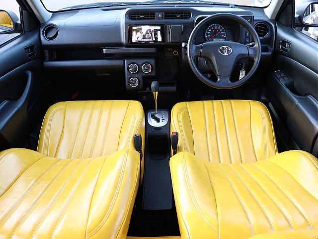 新品のSandii製マスタードのシートカバーががインストールされております♪ 外装だけでなく内装も抜かりない1台に仕上がっております♪