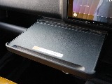 プロボックスならではの装備ですが、運転席周りにトレーがございますので、便利にご活用いただけます♪