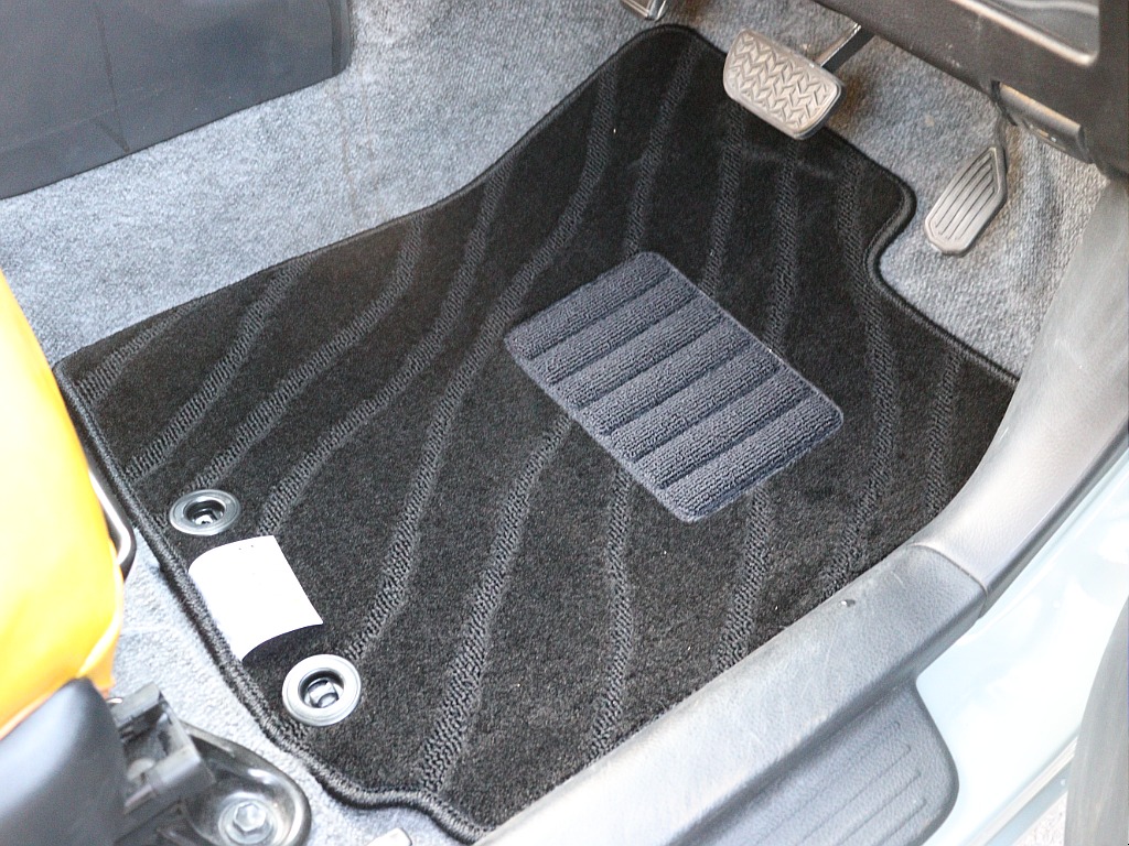 新品のフロアカーペットをインストールしております♪