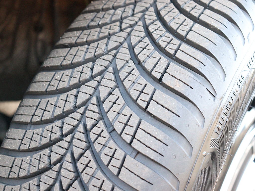 新品タイヤですので溝もバリ溝です！